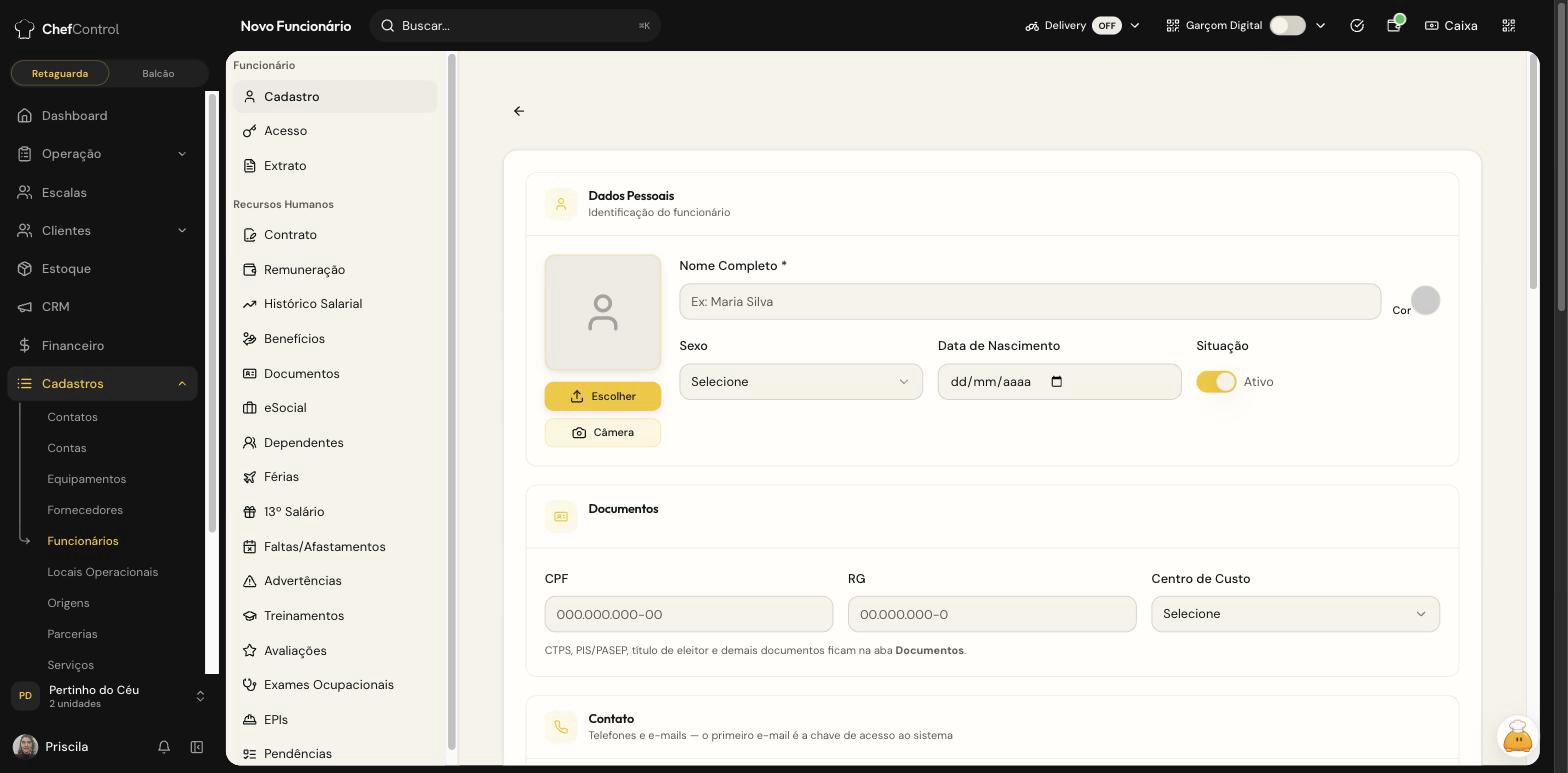 Ficha de novo funcionário, com o menu de Recursos Humanos na coluna da esquerda